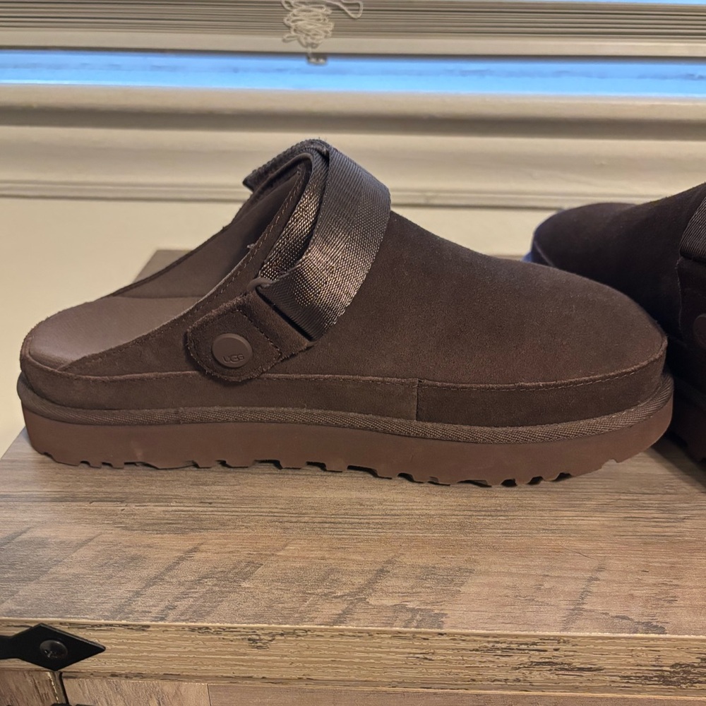 UGG GOLDENSTAR Brown Suede Slip-On Clogs